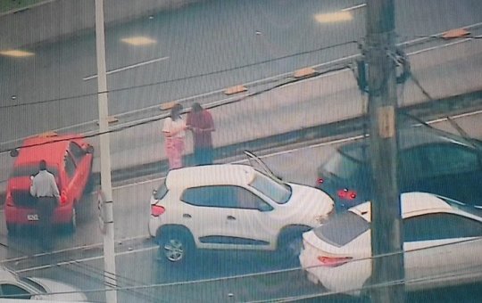 Três carros colidem na Avenida ACM em Salvador