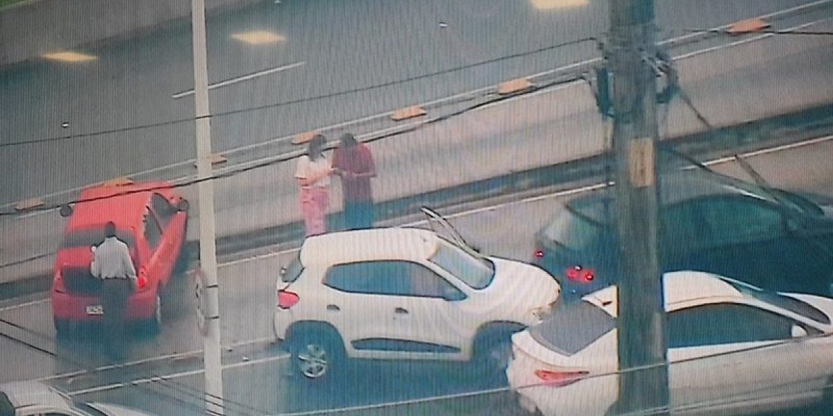 Três carros colidem na Avenida ACM em Salvador