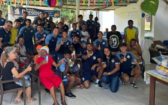 "Pivetes de aço" visitam lar de idosos antes da estreia no Brasileirão