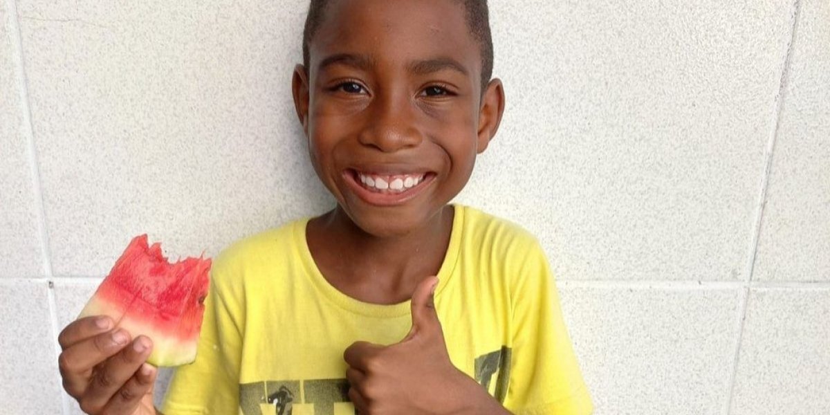 Menino de 7 anos esfaqueado por padrasto morre em hospital