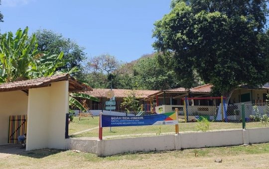 Criança de 4 anos tem mãos amarradas e boca colada por professora