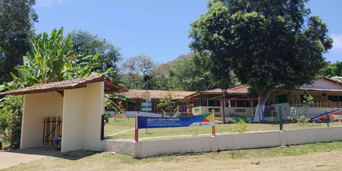 Criança de 4 anos tem mãos amarradas e boca colada por professora