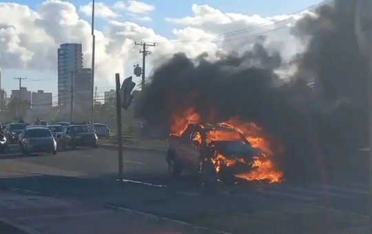 Carro pega fogo em orla de Salvador