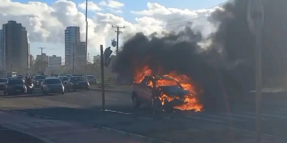 Carro pega fogo em orla de Salvador