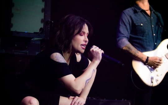 Pitty retorna às redes após cirurgia de emergência e cancelamento de shows