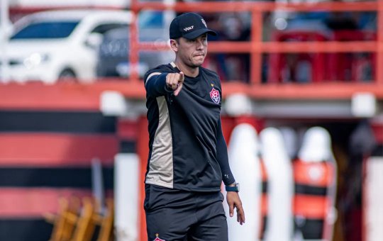 Carpini elogia evolução do Vitória, mas lamenta derrota: "Precisa ajustar"