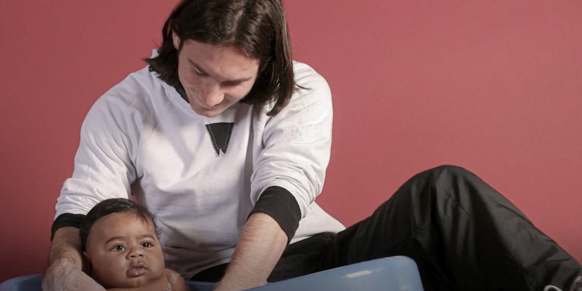 Foto antiga de Messi com promessa do Barcelona bebê viraliza na web