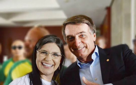 Ex-deputada Dayane Pimentel acusa Bolsonaro de charlatanismo em redes sociais
