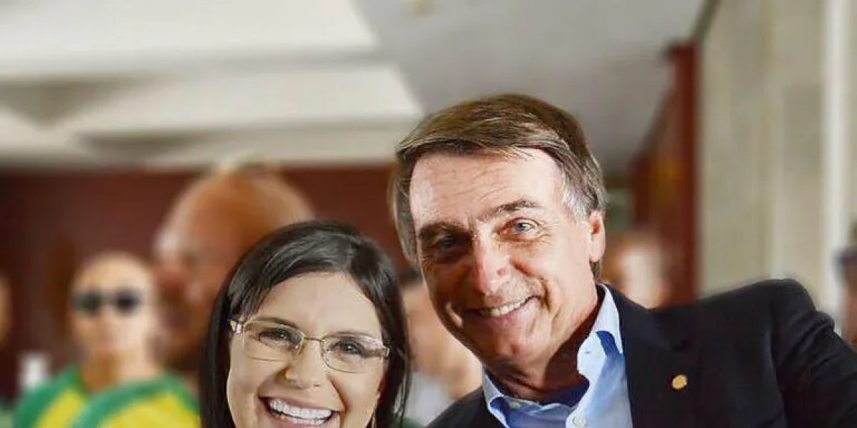 Ex-deputada Dayane Pimentel acusa Bolsonaro de charlatanismo em redes sociais