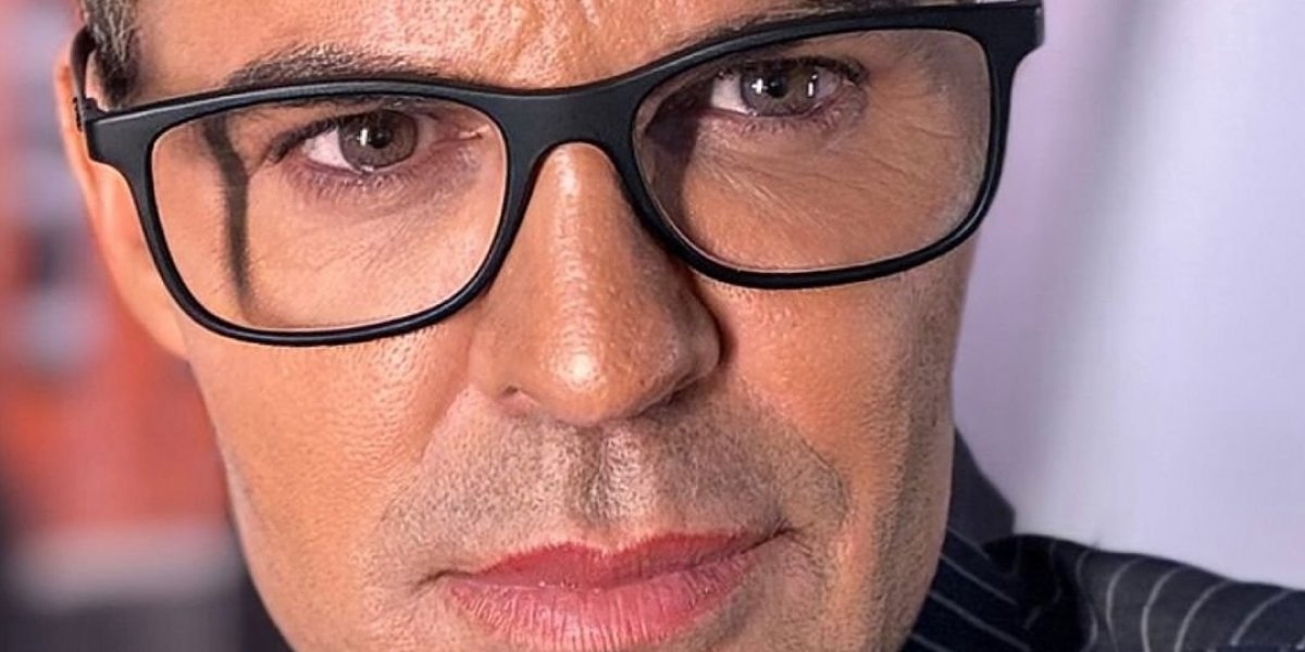 Eduardo Costa fica parado 5 minutos em show e intriga fãs, veja explicação dele