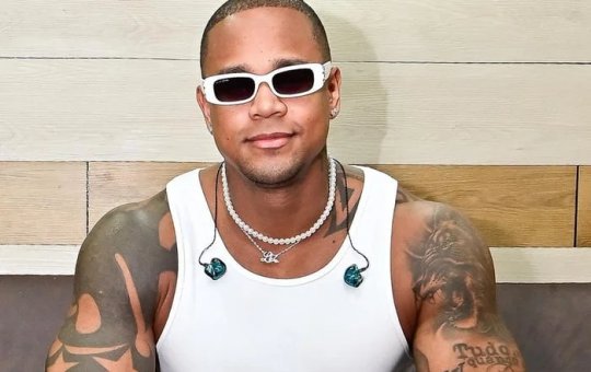 Empresária faz pergunta indiscreta e deixa Léo Santana sem graça