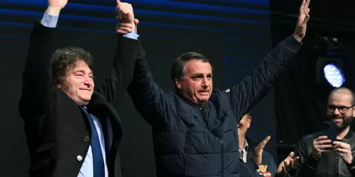 Bolsonaro entrega medalha de 'imorrível, imbrochável e incomível' a Milei