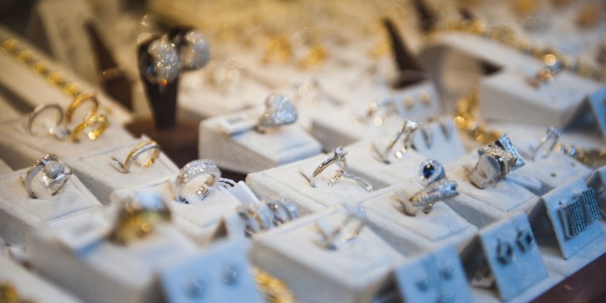 Homem é preso após furtar joalheria em shopping de Salvador