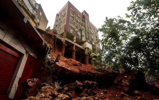 Moradores de prédio nos Barris retornam aos apartamentos após três meses