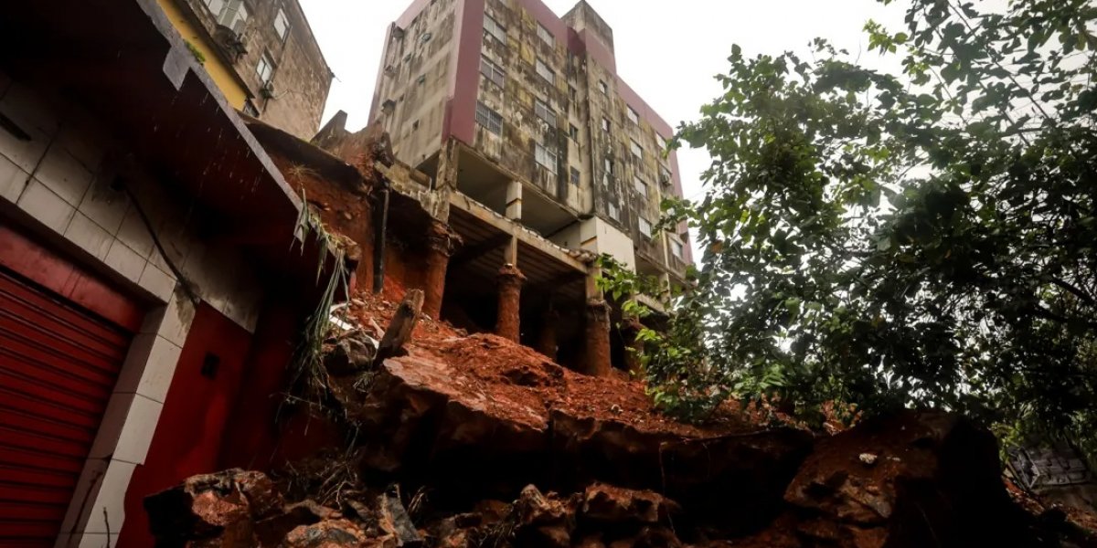 Moradores de prédio nos Barris retornam aos apartamentos após três meses