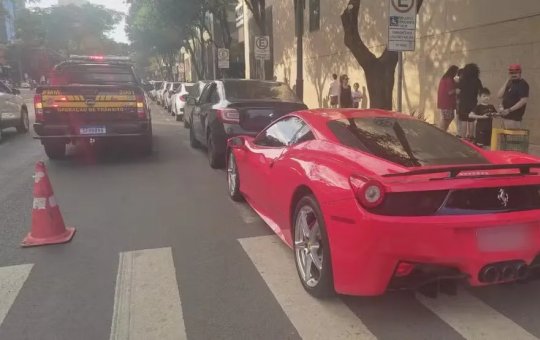 Ferrari é guinchada por estacionamento irregular e acumula multas em Maringá