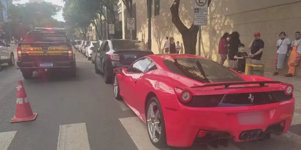 Ferrari é guinchada por estacionamento irregular e acumula multas em Maringá