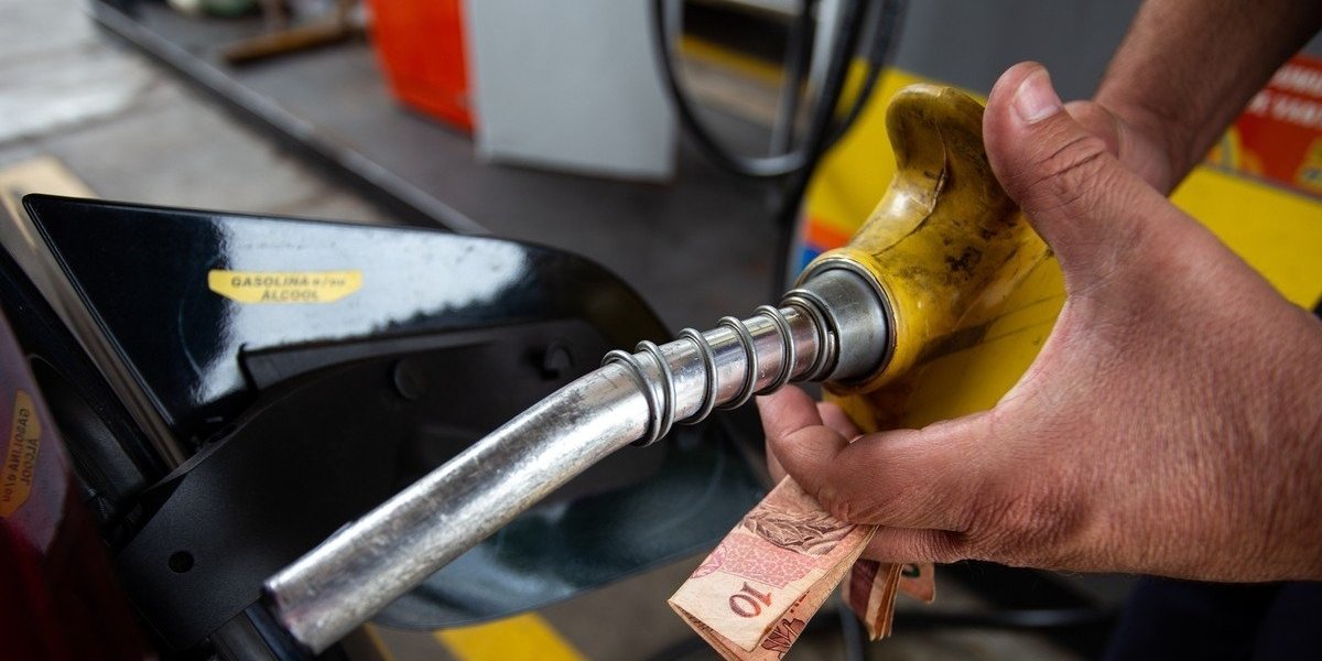 Gasolina atinge R$ 3,01 por litro após aumento da Petrobras