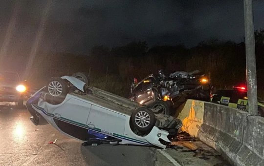 Carros capotam após baterem em viaduto em Stella Maris