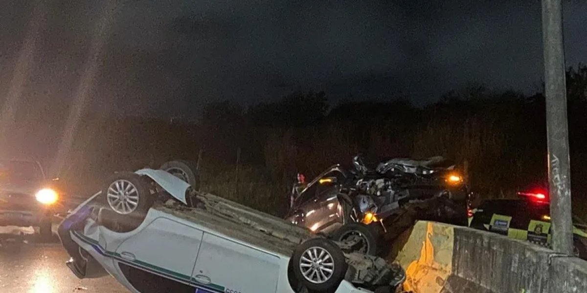 Carros capotam após baterem em viaduto em Stella Maris