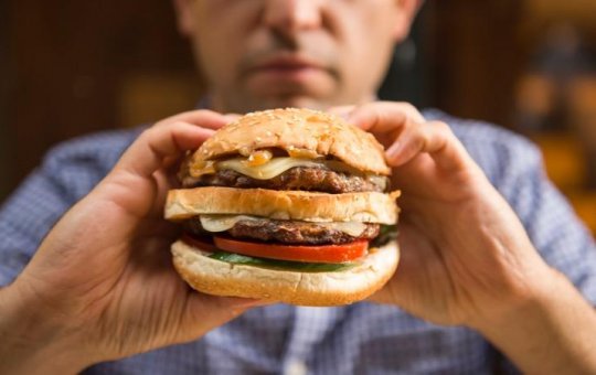 Vício em fast food cresce e saúde dos brasileiros preocupa médicos