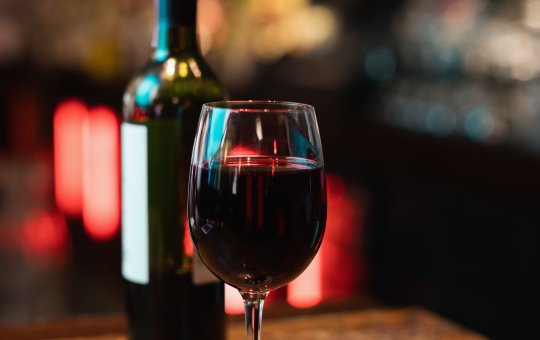 Amigos viralizam por pagar caro em vinho de restaurante e ganham jantar grátis
