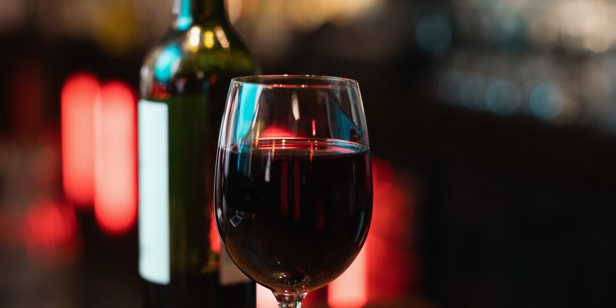 Amigos viralizam por pagar caro em vinho de restaurante e ganham jantar grátis