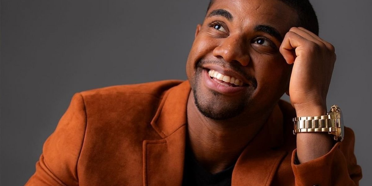 Davi vai até restaurante onde afirma já ter sofrido preconceito: 'favela venceu'