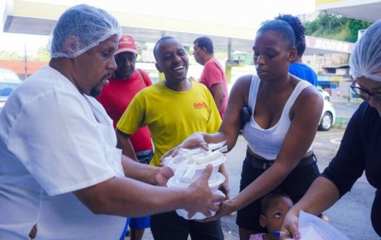 Cozinhas comunitárias em Salvador levam alimento e esperança às comunidades