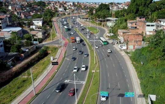 Carro capota na Av. Gal Costa na manhã desta quinta-feira (11)