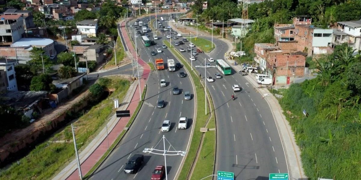 Carro capota na Av. Gal Costa na manhã desta quinta-feira (11)