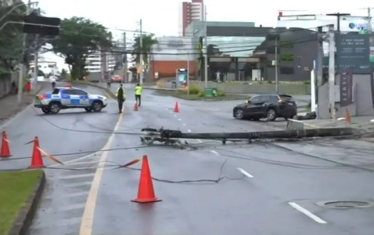 Motorista colide contra poste e altera trânsito no Caminho das Árvores