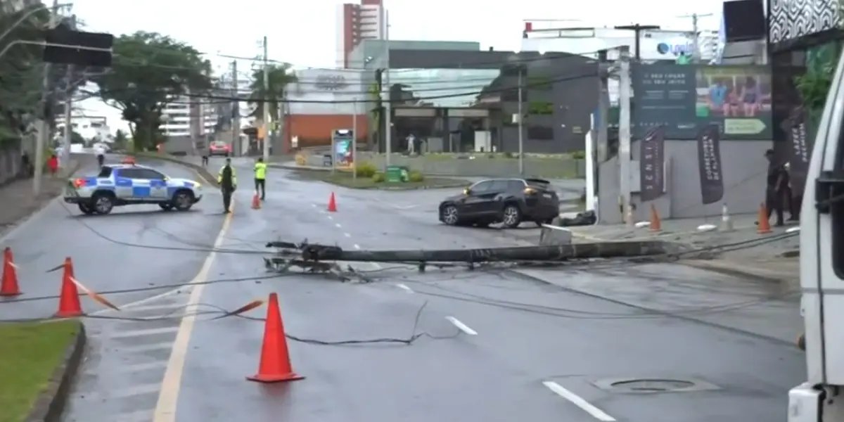 Motorista colide contra poste e altera trânsito no Caminho das Árvores