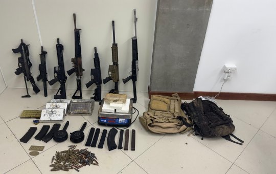 Polícia Civil apreende em 'Bunker' de facção submetralhadoras, fuzis e drogas