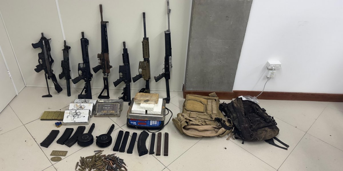 Polícia Civil apreende em 'Bunker' de facção submetralhadoras, fuzis e drogas