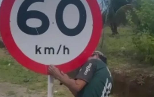 Homens são flagrados furtando placas e falam de Lula