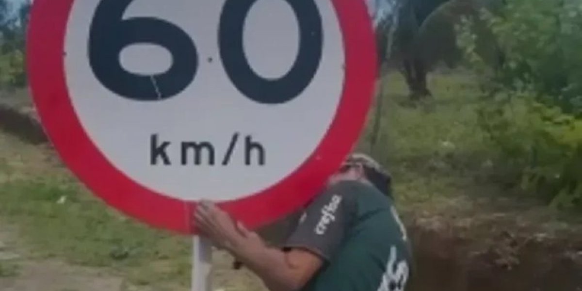 Homens são flagrados furtando placas e falam de Lula