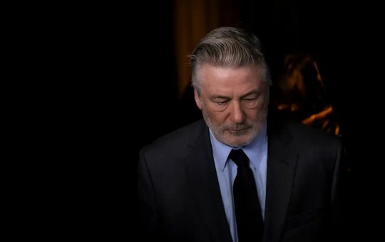 Justiça anula julgamento de Alec Baldwin por homicídio culposo durante filmagem