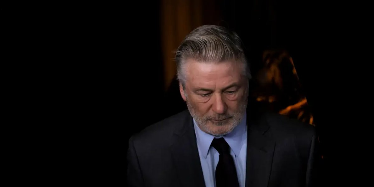 Justiça anula julgamento de Alec Baldwin por homicídio culposo durante filmagem