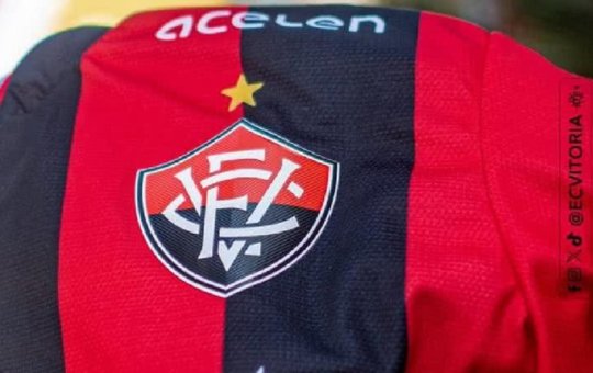 Jogador do Vitória é visto em festa com várias bebidas; descubra mais detalhes