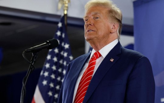 Donald Trump aparece ferido em susposto tiroteio em Comício na Pensilvânia