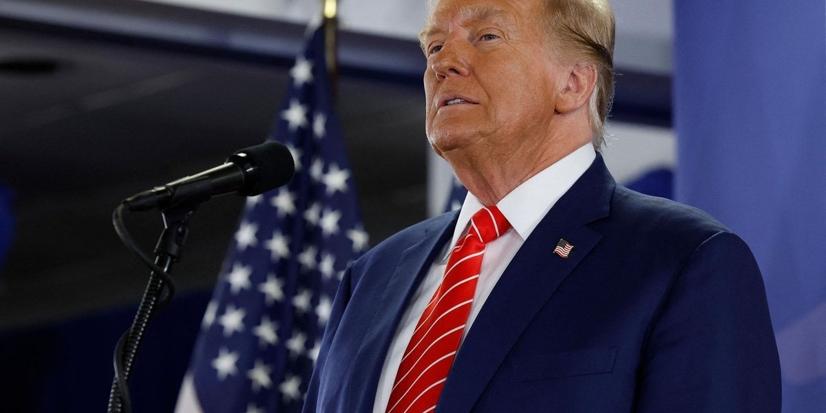 Donald Trump aparece ferido em susposto tiroteio em Comício na Pensilvânia