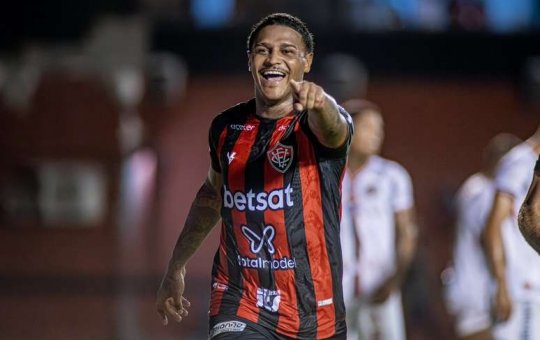 Rodrigo Andrade não se reapresenta ao Vitória após flagra