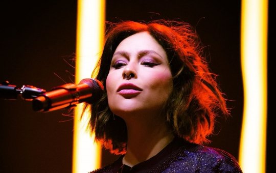 Pitty retorna aos palcos com show emocionante e improvisado após cirurgia