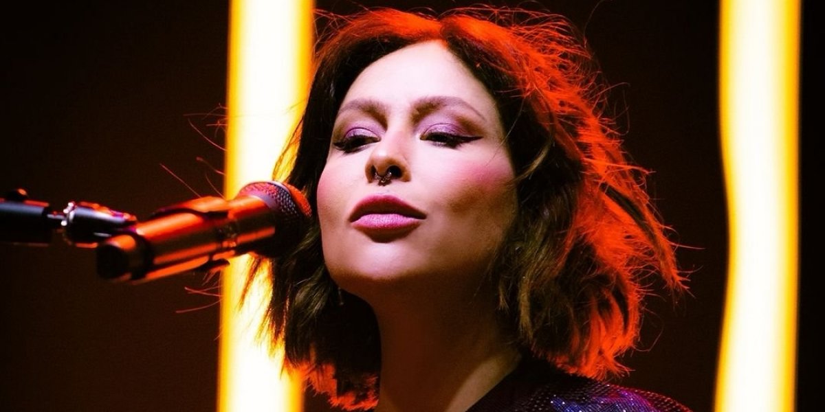 Pitty retorna aos palcos com show emocionante e improvisado após cirurgia