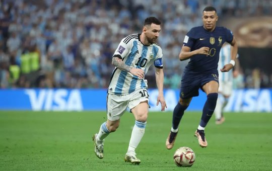 Jogadores da Argentina entoam música racista em celebração da Copa América