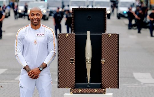 Tocha Olímpica Ilumina Paris em Preparação para os Jogos de 2024