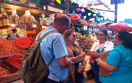 Embasa leva atendimento itinerante à Feira de São Joaquim