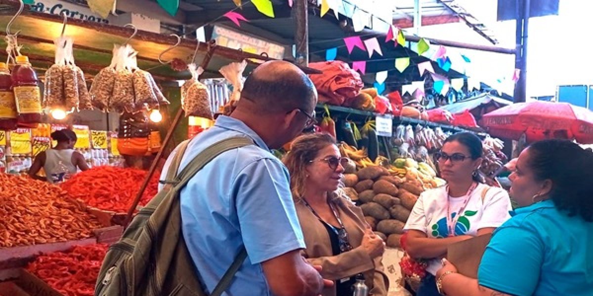 Embasa leva atendimento itinerante à Feira de São Joaquim