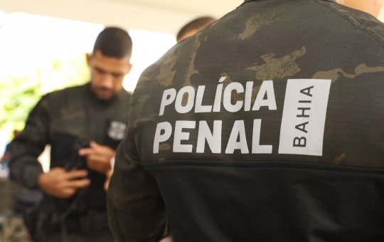 Arma de fogo e 18 facas são encontradas dentro do presídio de Salvador